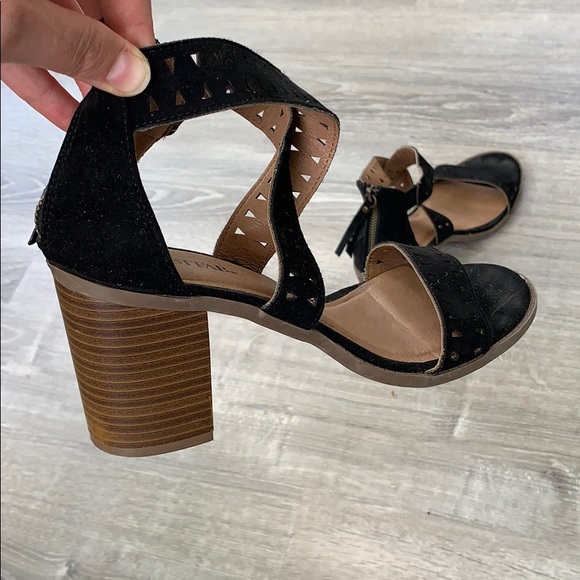 Block sandals with triangle cut out EUC! - Picture 2 of 4